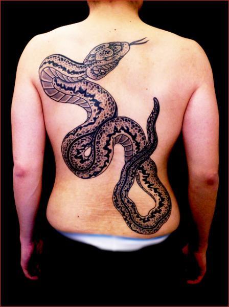 Tatuaje Serpiente Espalda por Chapel Tattoo