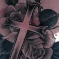 tatuaggio Petto Fiore Croce di Chapel Tattoo