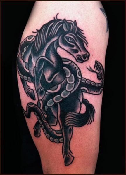 Tatuaggio Spalla Serpente Old School Cavalli di Chapel Tattoo