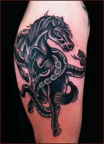 Tatuagem Ombro Cobra Old School Cavalo por Chapel Tattoo