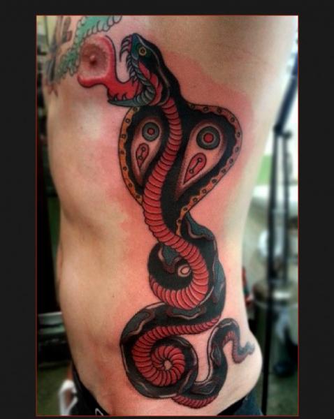 Tatouage Serpent Old School Côté par Chapel Tattoo