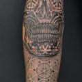 tatuaje Brazo Cráneo Dotwork por Chapel Tattoo