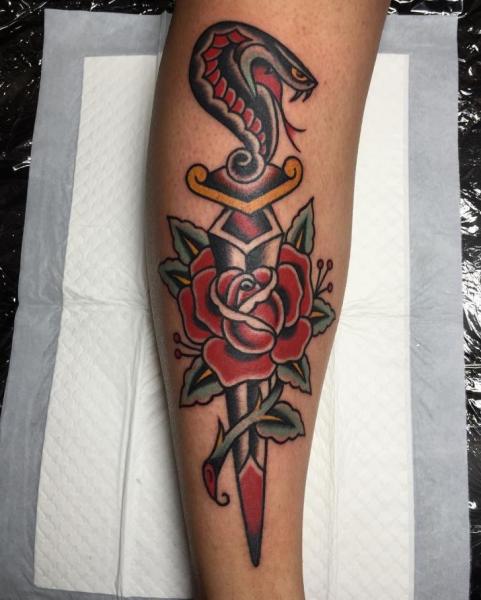 Tatouage Serpent Old School Fleur Dague par Chapel Tattoo