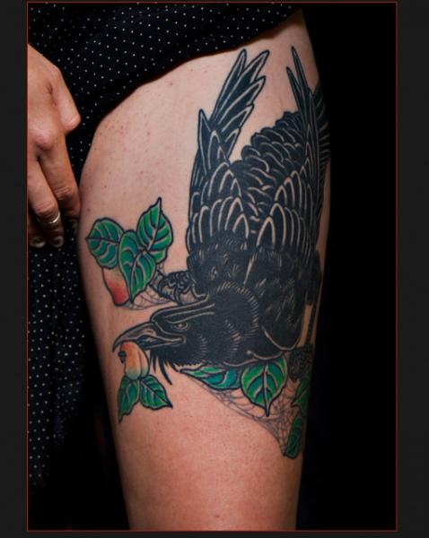 Tatuagem Corvo Coxa por Chapel Tattoo