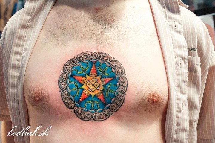 Tatuagem Peito Geométrico por Bodliak Tattoo