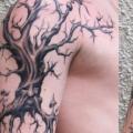 tatuaje Hombro Fantasy Árbol por Bodliak Tattoo
