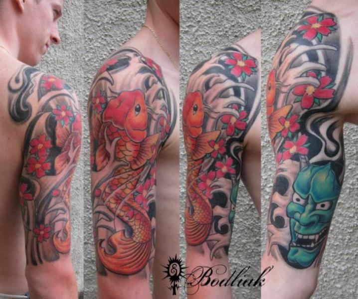 Tatuaje Hombro Japoneses Carpa por Bodliak Tattoo