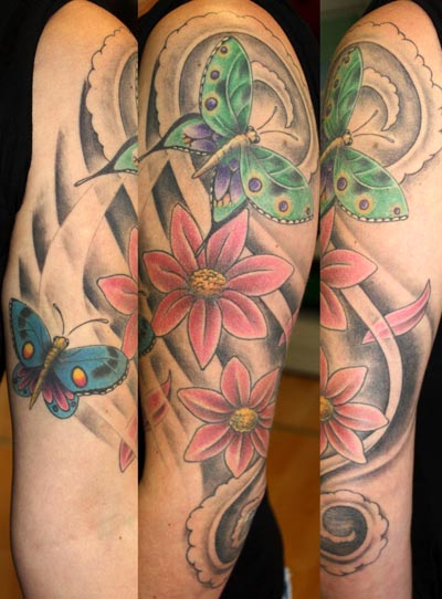 Tatuaggio Braccio Fiore Farfalle di Herzstich Tattoo