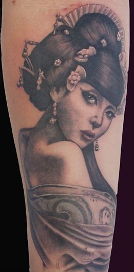 Tatuaggio Braccio Geisha di Herzstich Tattoo