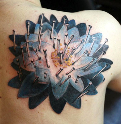 Tatuaje Flor Espalda Clavo por Herzstich Tattoo