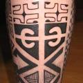 tatuaż Łydka Tribal przez Herzstich Tattoo