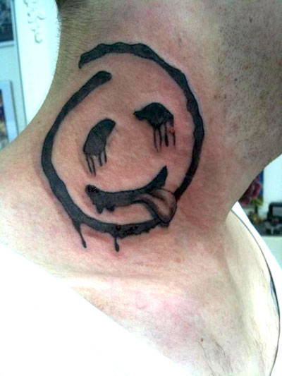 Tatuaje Cuello Personaje por Herzstich Tattoo