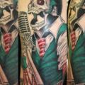 tatuaje Hombro Micrófono Esqueleto por Herzstich Tattoo