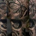 tatuaje Brazo Cráneo Mariposa por Domantas Parvainis