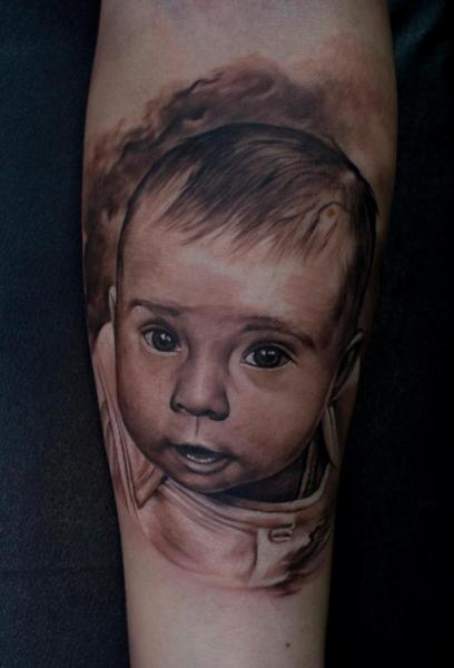 Arm Realistische Kinder Tattoo von Domantas Parvainis
