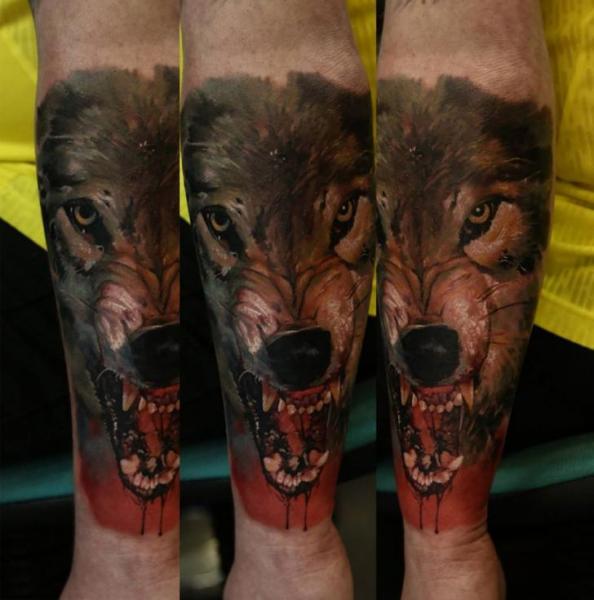 Arm Realistische Wolf Tattoo von Domantas Parvainis
