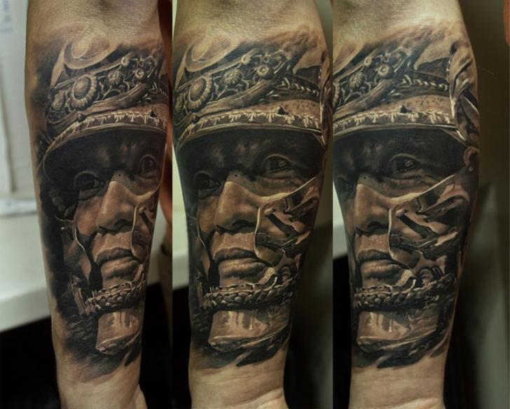 Tatuaje Brazo Realista Guerrero por Domantas Parvainis