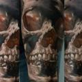 tatuaje Brazo Realista Cráneo por Domantas Parvainis