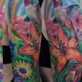 tatuaje Brazo Flor Colibrí por Jamie Lee Parker