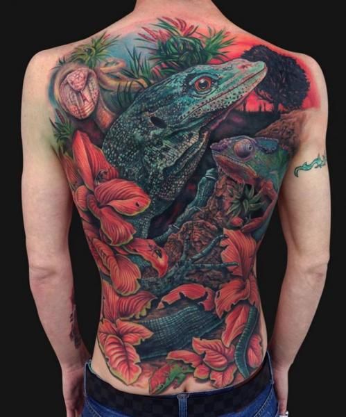 Tatuaje Realista Flor Espalda Iguana por Jamie Lee Parker