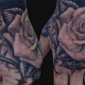 tatuaje Flor Mano Rosa por Jamie Lee Parker