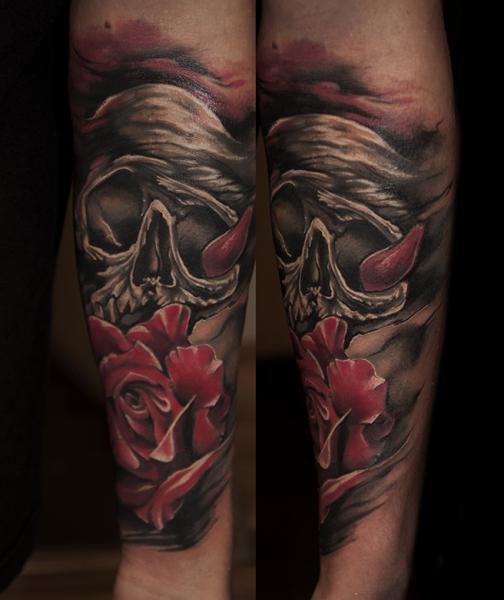 Tatuaje Brazo Flor Cráneo Rosa por Pawel Skarbowski