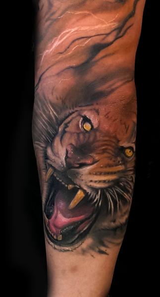 Tatuaje Brazo Realista Tigre por Pawel Skarbowski
