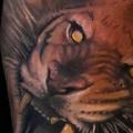 tatuaje Brazo Realista Tigre por Pawel Skarbowski