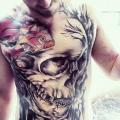 Brust Totenkopf Bauch tattoo von Pawel Skarbowski