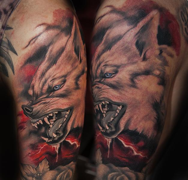 Schulter Realistische Wolf Tattoo von Pawel Skarbowski