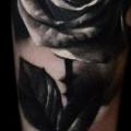 Arm Blumen Rose tattoo von Redberry Tattoo