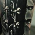 Arm Realistische Gitarre tattoo von Redberry Tattoo