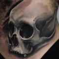 tatuaje Cráneo Cuello por Redberry Tattoo