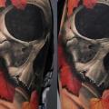 tatuaje Hombro Cráneo Hoja por Redberry Tattoo