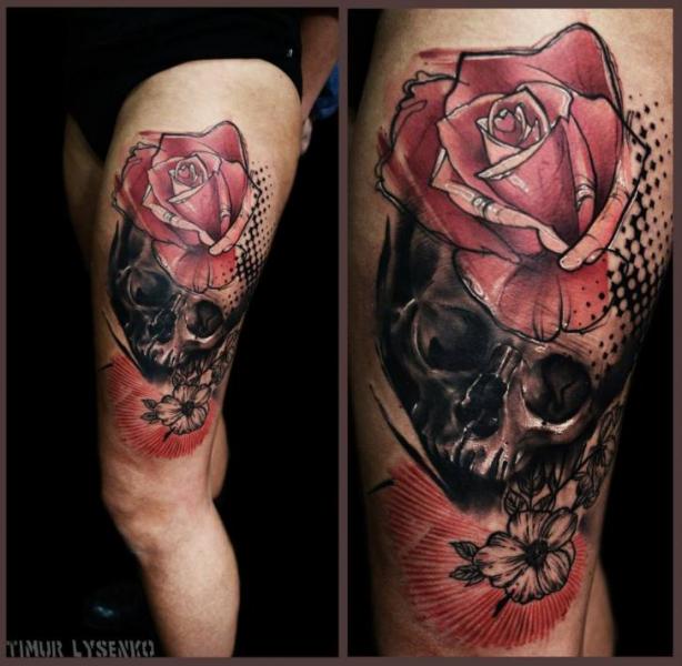 Tatuaje Flor Cráneo Muslo por Redberry Tattoo