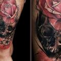 tatuaje Flor Cráneo Muslo por Redberry Tattoo