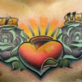 tatuaje Pecho Corazon Rosa por Powerline Tattoo