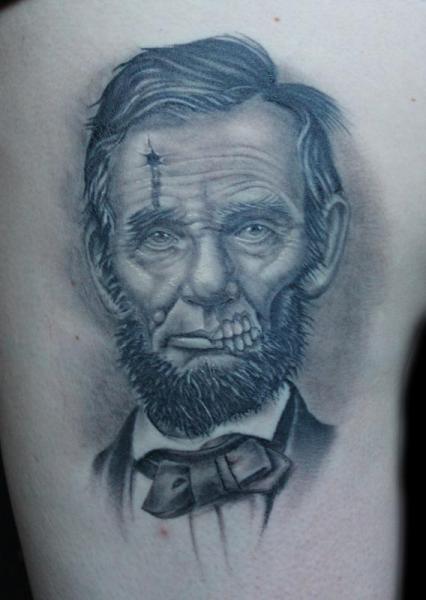 รอยสัก ตัวอักษร ลินคอล์น โดย Powerline Tattoo