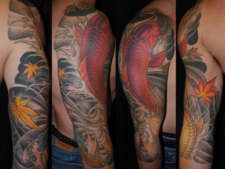 Tatuaje Hombro Brazo Japoneses Carpa Koi por Powerline Tattoo