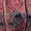 Schulter Blumen Totenkopf tattoo von Powerline Tattoo