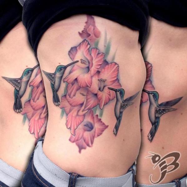 รอยสัก ดอกไม้ ด้านข้าง นกที่เล็กที่สุดของโลก โดย Powerline Tattoo