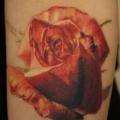 tatuaje Brazo Flor Rosa por Nikita Zarubin