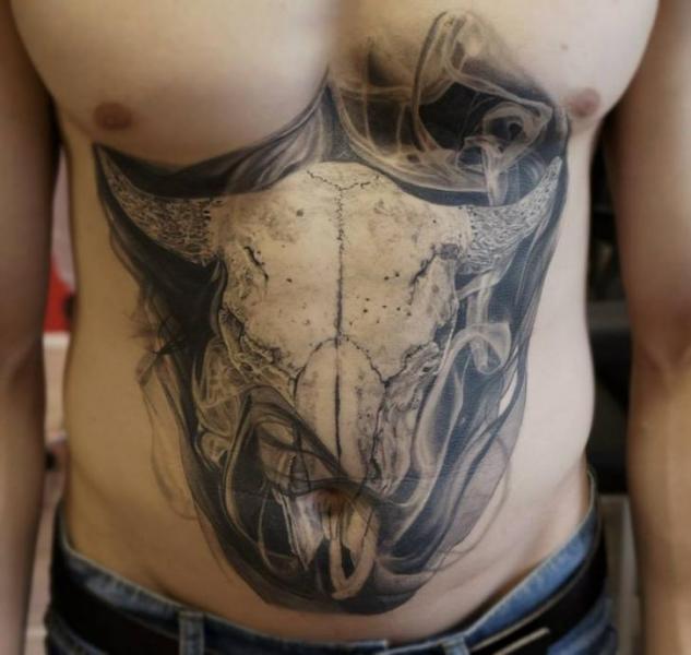 Tatuaje Cráneo Vientre por Nikita Zarubin