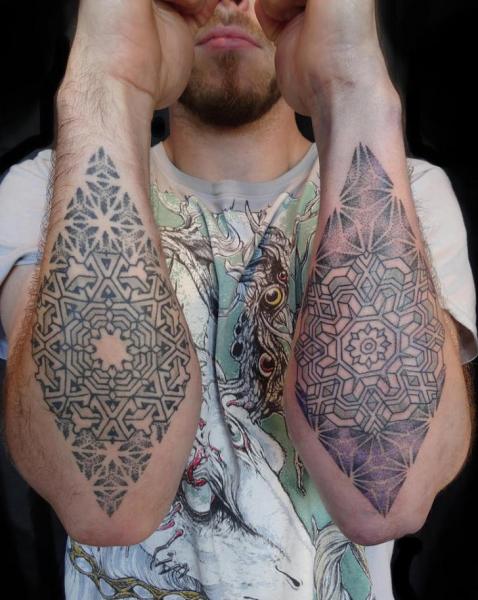 Tatuaje Brazo Dotwork Geométrico por Fade Fx Tattoo