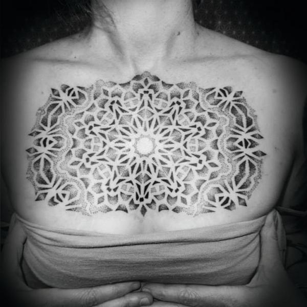 Tatuaje Dotwork Geométrico Pecho por Fade Fx Tattoo