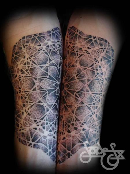 Tatuaje Brazo Dotwork por Fade Fx Tattoo