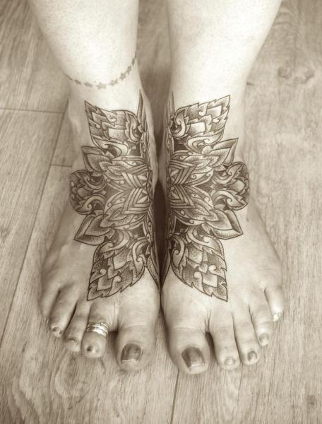 Tatuaje Pie Dotwork Mandala por Fade Fx Tattoo