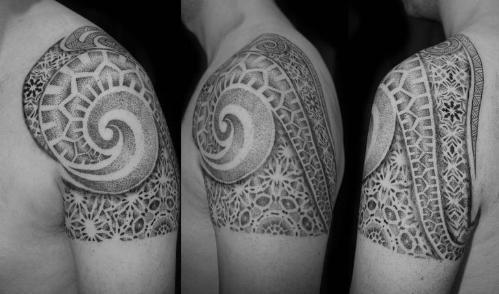 Tatouage Épaule Géométrique par Fade Fx Tattoo