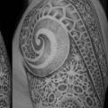 tatuaje Hombro Geométrico por Fade Fx Tattoo