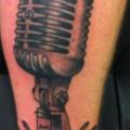 tatuaggio Braccio Realistici Microfono di Amigo Ink